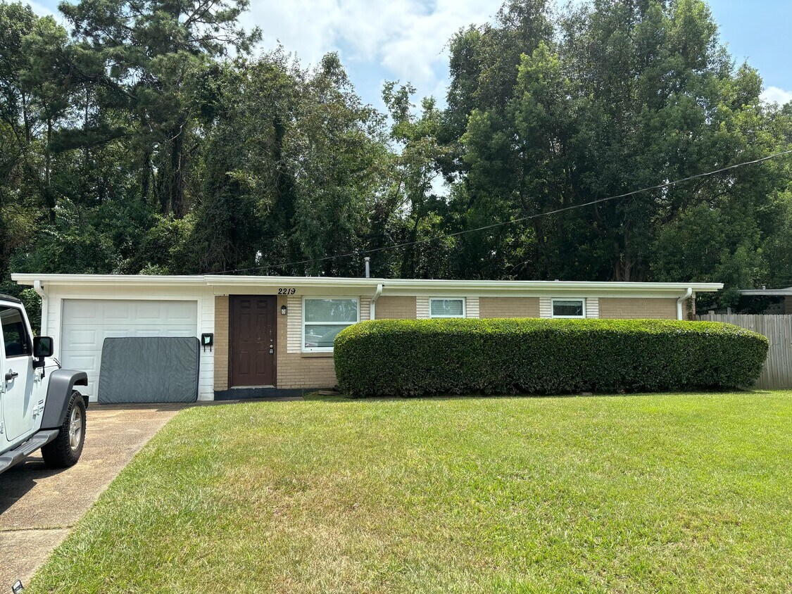 Primary Photo - 2219 Belle Vue Way
