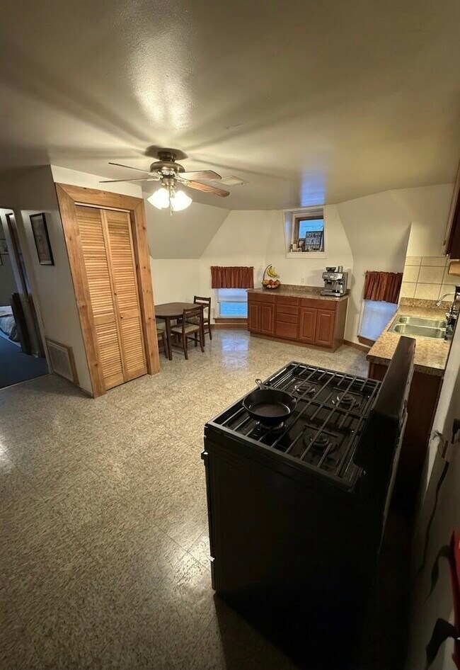 Área de cocina 2 - 3330 N Drake Ave