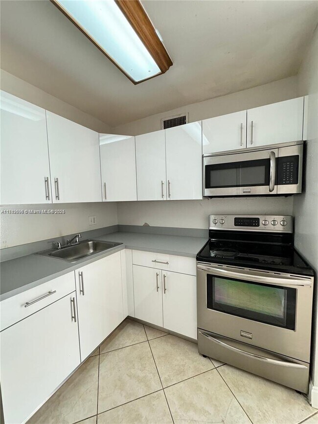 Foto del edificio - 9370 SW 87th Ave
