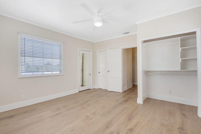 Building Photo - 359 Greenbriar Dr
