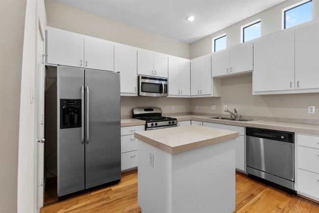 Building Photo - 8715 Meadowcroft Dr