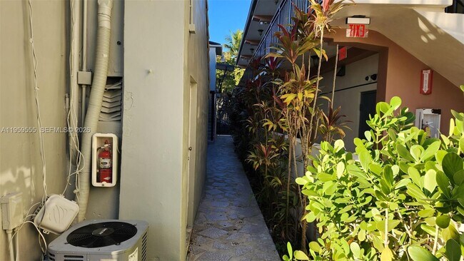 Foto del edificio - 2272 SW 8th St