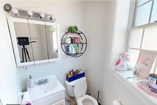 Foto del edificio - 4 Bishop Allen Dr