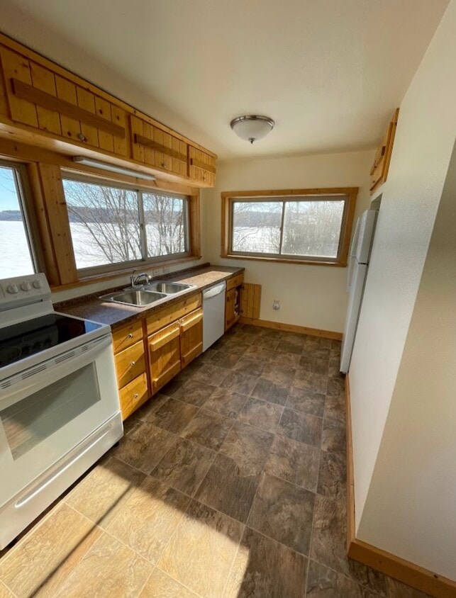 Building Photo - 351 River St