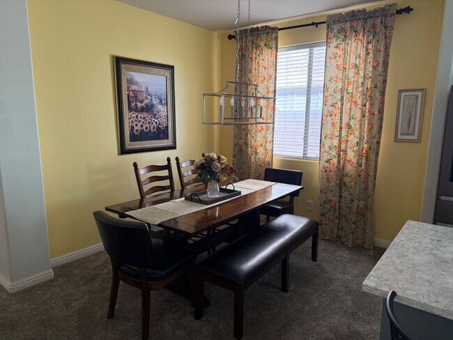 Dining area - 900 W Broadway Ave