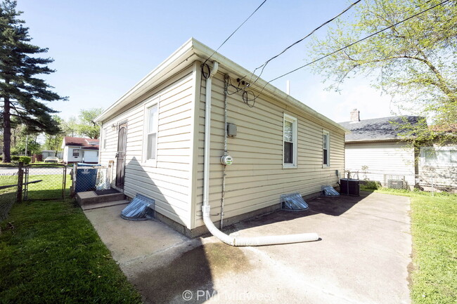 Building Photo - "Charming 2-Bedroom Retreat in Indianapoli...