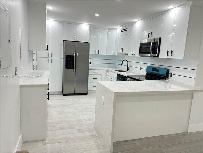 Foto del edificio - 575 Crandon Blvd
