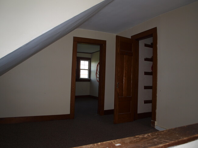 Third floor lounge with 2 bedrooms - 506 Mt Hope Ave