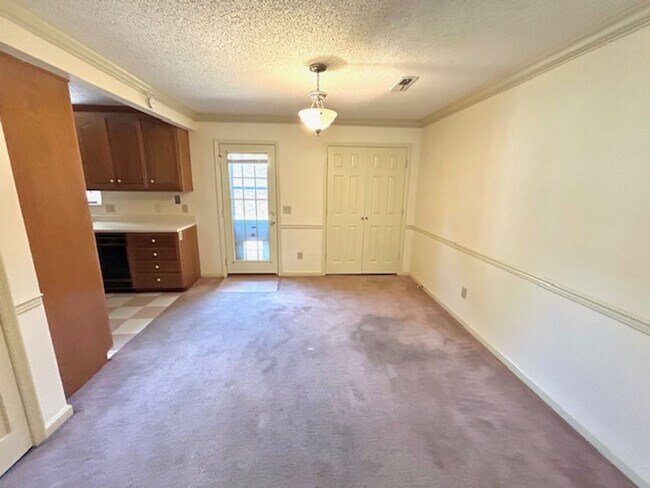 Foto del edificio - Spacious 2 Bed / 2.5 Bath Home in Madison -- MOVE IN SPECIAL