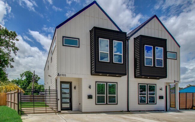 Foto del edificio - 5905 Crest Ct