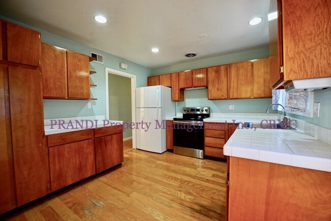Building Photo - Sweet Little Home on Cul De Sac with Hardw...