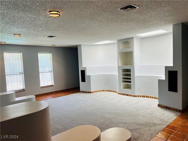 Building Photo - 305 Norlen St