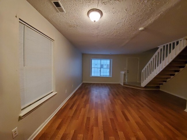 Foto del edificio - 4040 Briarhill Dr