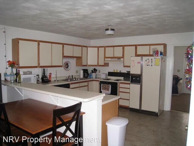 Foto del edificio - 4 br, 2.5 bath House - 802 Patrick Henry