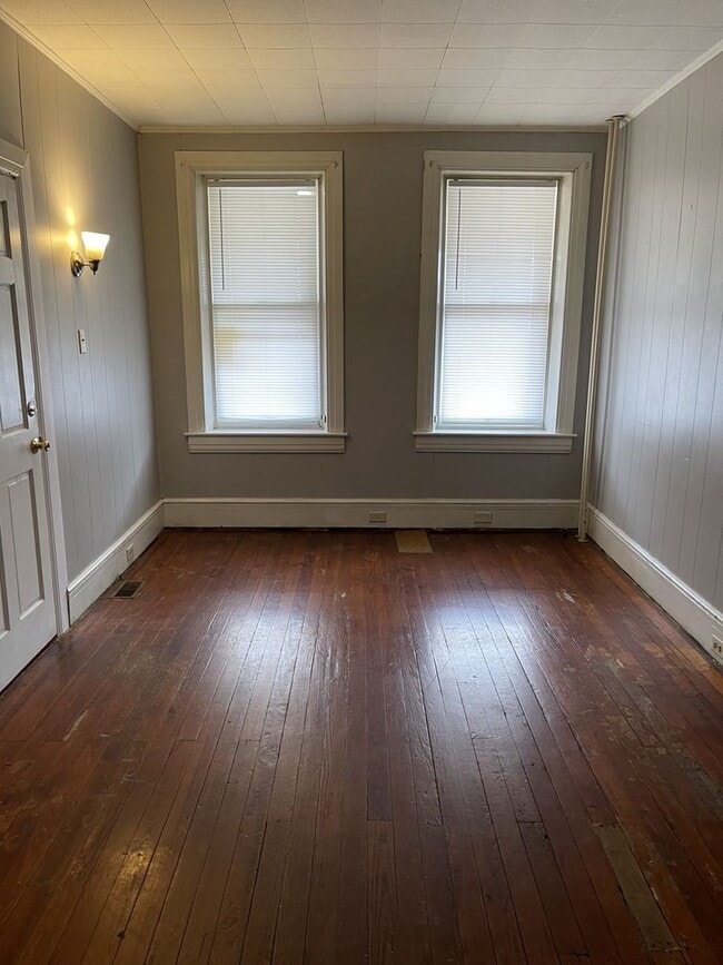 Building Photo - 1st floor apartment
