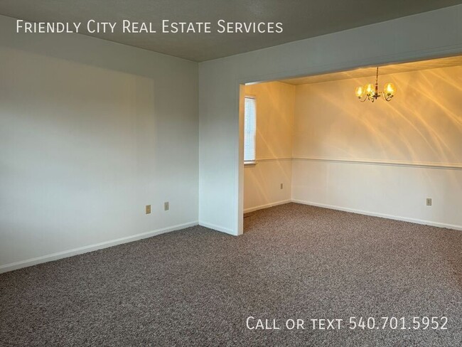 Building Photo - Spacious end unit Townhome!