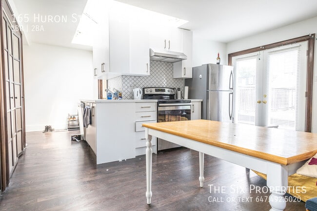 Building Photo - Three Bedroom Apartment Close to U of T