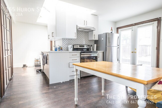 Photo du bâtiment - Three Bedroom Apartment Close to U of T
