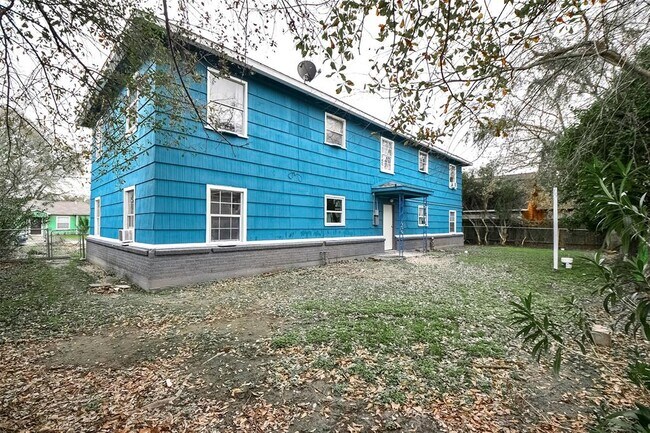 Building Photo - 2824 Dalton St