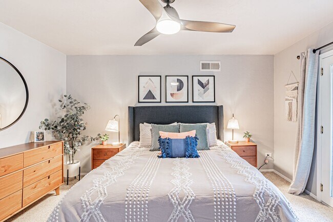 Foto del edificio - Vibrant 2 Bed 1 Bath Condo with Reserved S...