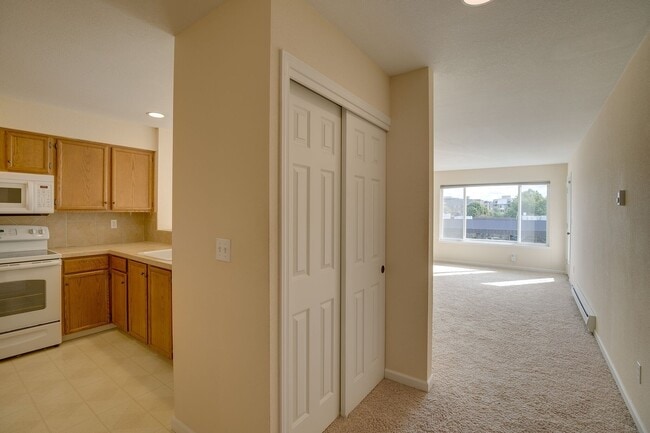 Building Photo - Downtown Mercer Island Condo Available Now!