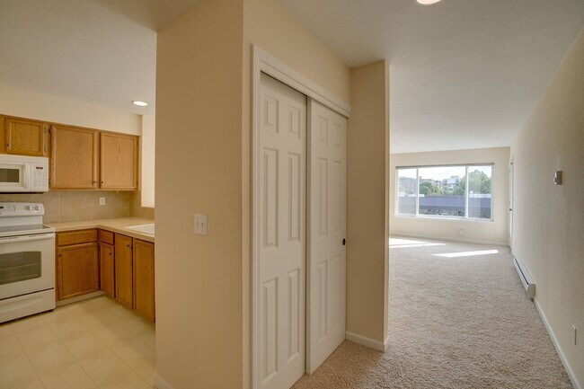 Foto del edificio - Downtown Mercer Island Condo Available Now!