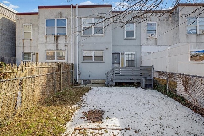 Building Photo - 511 S 6th St