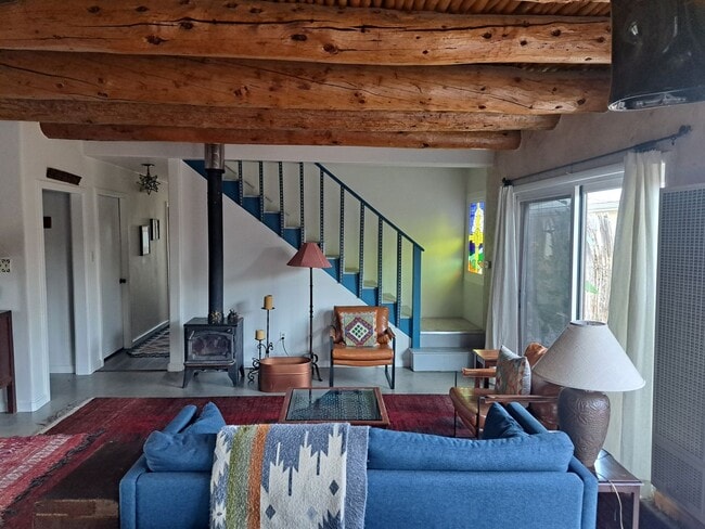 Foto del edificio - Charming 4-Bedroom, 2-Bath Home with Priva...