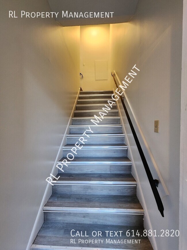 Building Photo - Two bedroom one bathroom apartment in Olde...