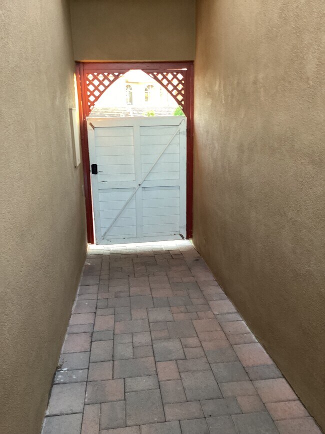 Foto del edificio - 1630 W 27th St