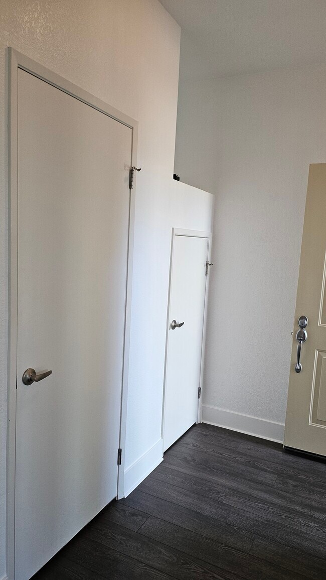 Foto del edificio - 245 Lakeshore Ct