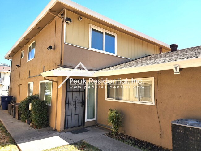 Building Photo - Spacious 2bd/1ba Sacramento Fourplex