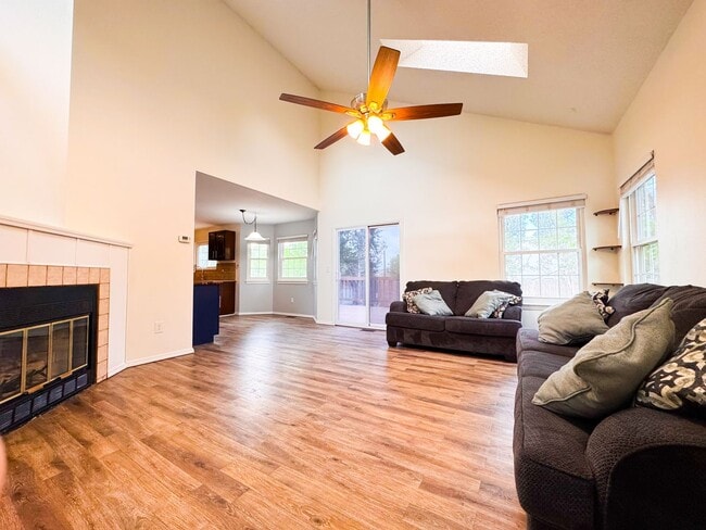 Building Photo - 4 bedroom with large backyard