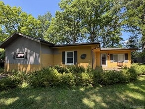 Building Photo - 4784 Sylvester Ave