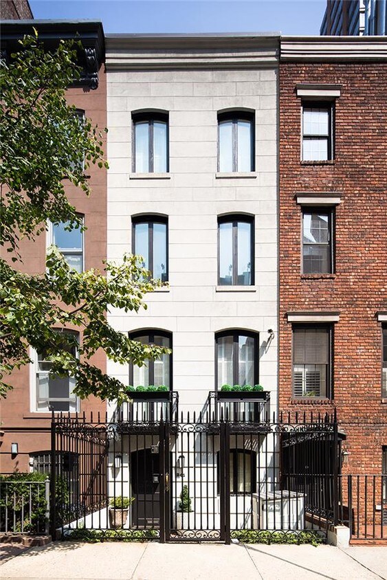 Primary Photo - 241 E 52nd St