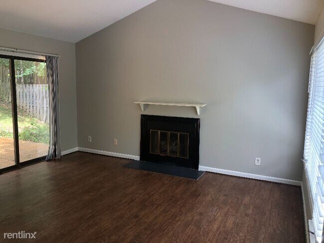 Building Photo - 2 br, 2 bath Townhome - 4910 Pine Cone Drive