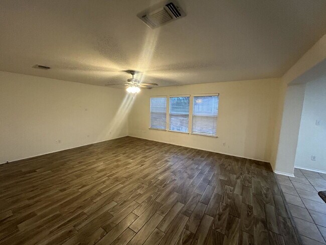 Foto del edificio - 9838 Charline Ln