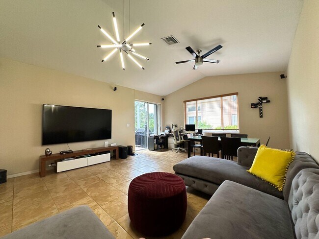 Foto del edificio - 12584 NW 57th Pl