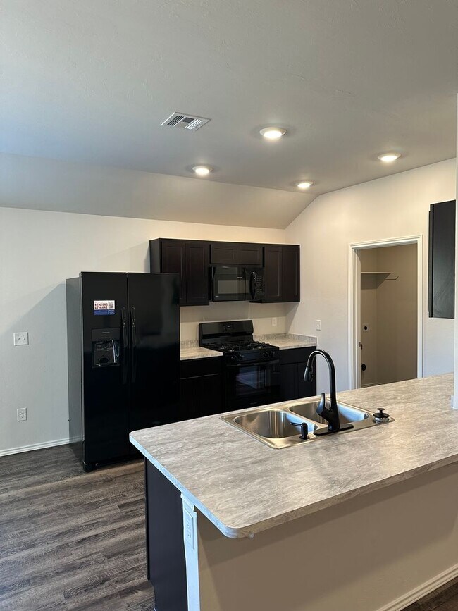 Building Photo - Save $500!! NEWER Three Bedroom | Two Bath Home in Shadow Valley