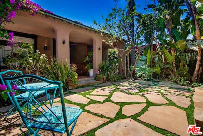 Foto del edificio - 1518 N Stanley Ave