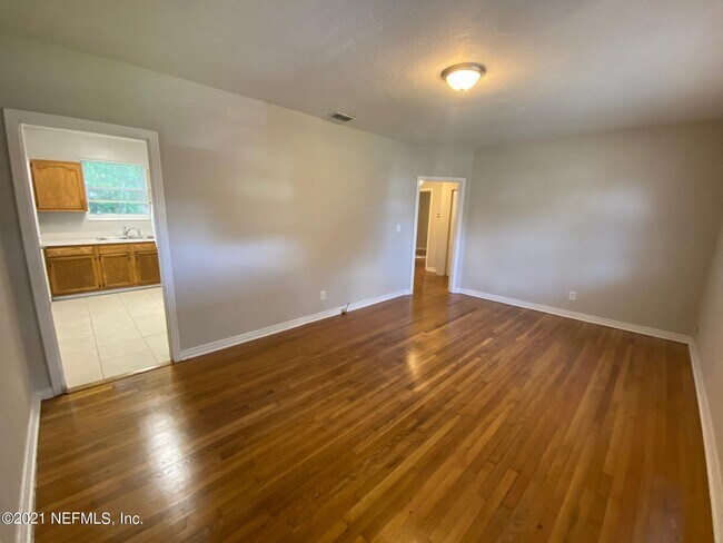 Building Photo - 563 Aiken Rd