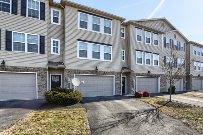 Building Photo - Luxury 4/BR, 2.5 bath townhouse