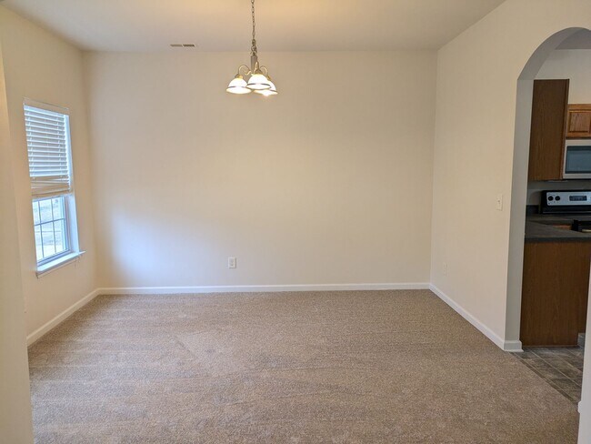 Building Photo - Great Heritage Green Location!