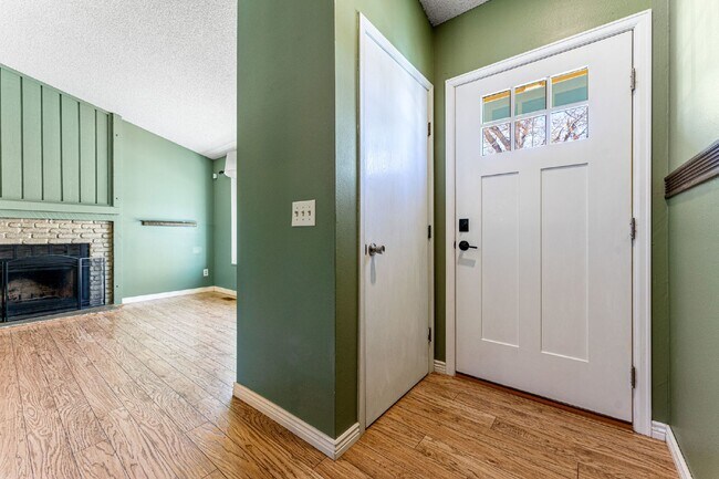 Foto del edificio - Beautiful 3 Bed, 2 Bath Home in Aurora with Backyard and Deck!