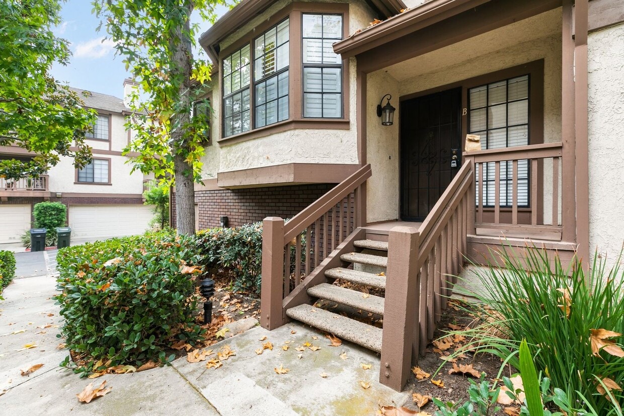 2 Car Garage and 3 Bedroom Townhome Beauty. - 2 Car Garage and 3 Bedroom Townhome Beauty.