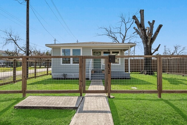 Building Photo - 632 E 38th St