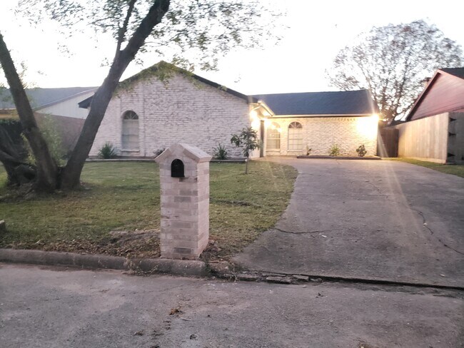 Foto del edificio - 8715 Sherrywood Dr