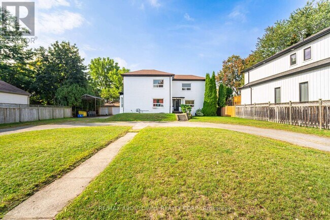 Building Photo - 486 Holtby Ave