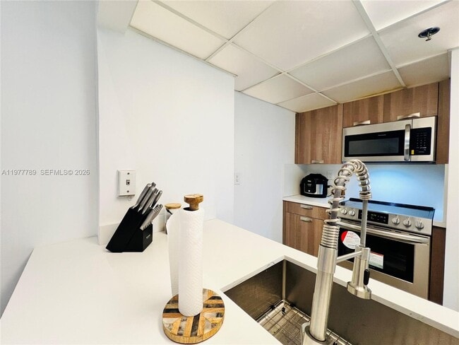 Building Photo - 540 Brickell Key Dr
