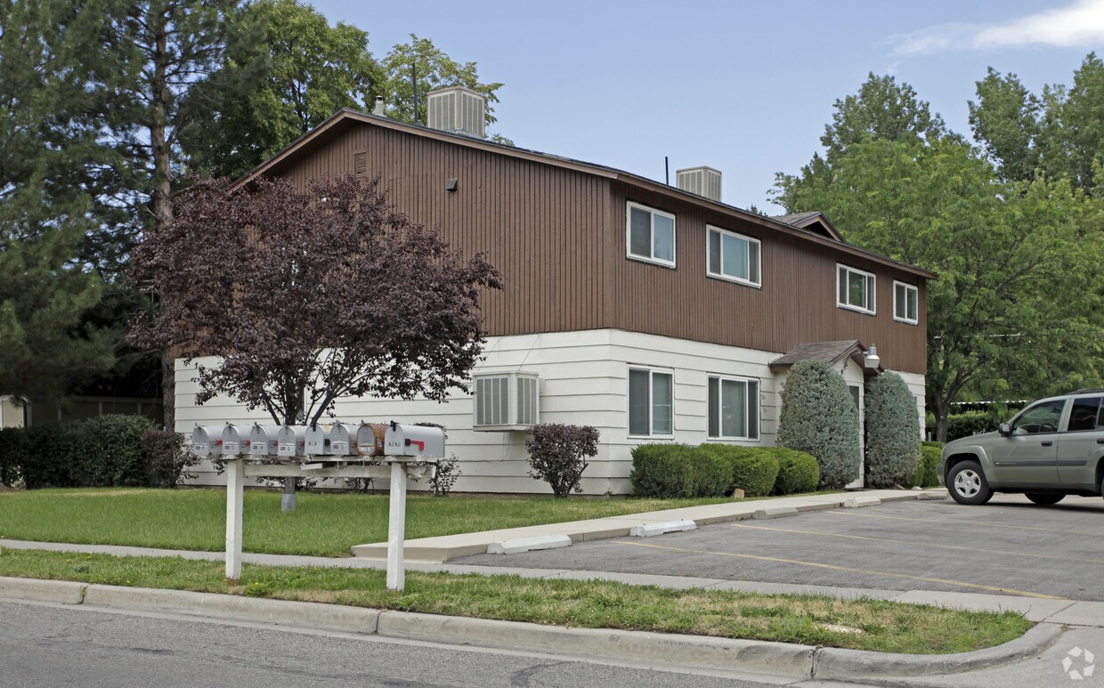 Building Photo - 921-929 E Hillview Dr